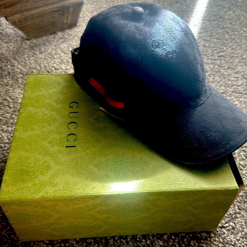 Women’s Gucci hat, size large black still have box good condition